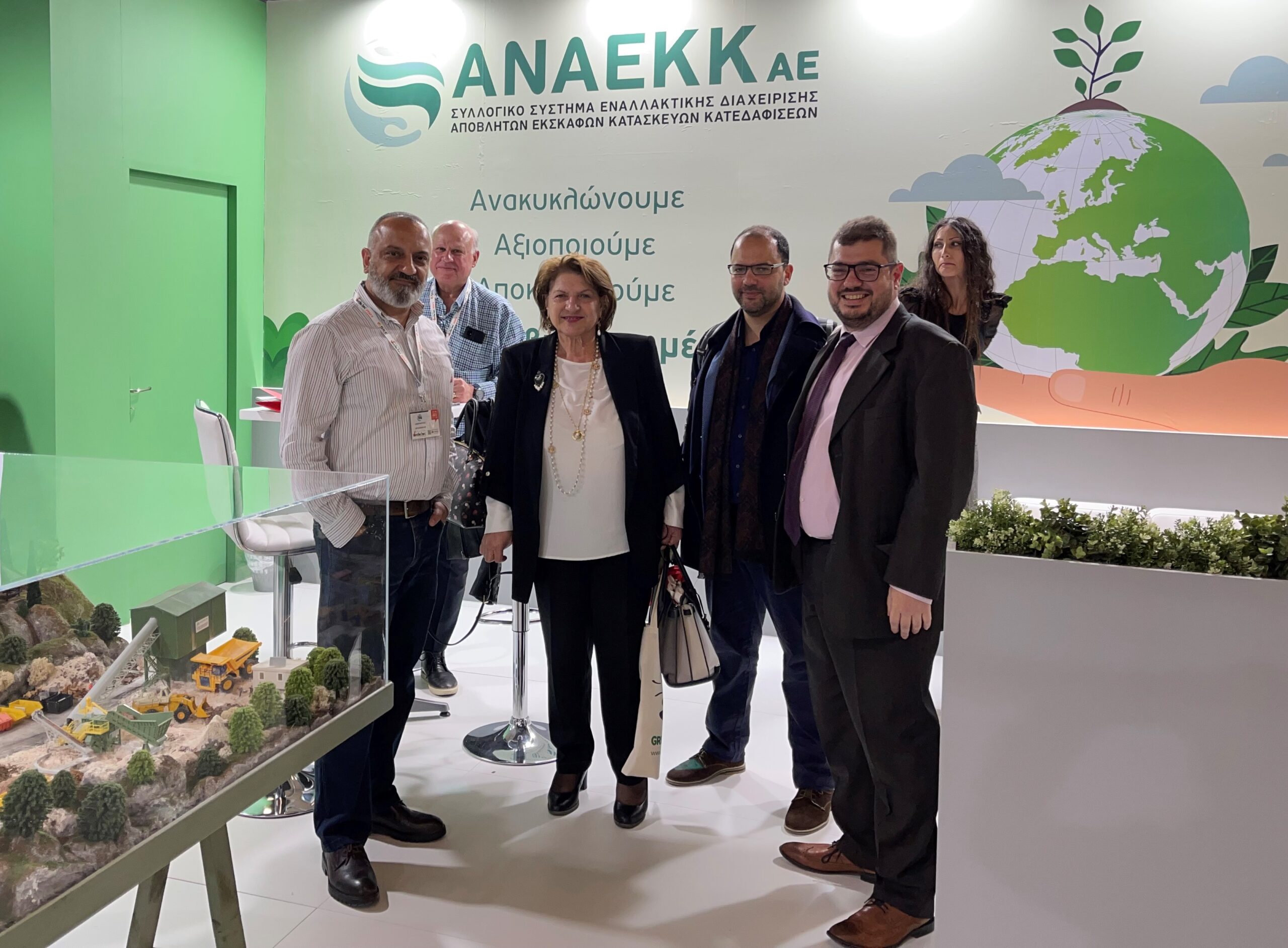 Η καθηγήτρια ΕΜΠ και Πρόεδρος της Επιτροπής των Green Greek Awards κ. Μ. Λοϊζίδου, ο Γενικός Γραμματέας ΕΕΔΣΑ Δρ. Κ. Μουστάκας, ο Δρ. Δ. Μαλάμης και στελέχη της ΑΝΑΕΚΚ